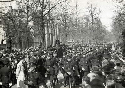 97861 Afbeelding van de parade, met de Nederlandse SS onder leiding van onderstormleider J.P. Wolffram, op de Maliebaan ...